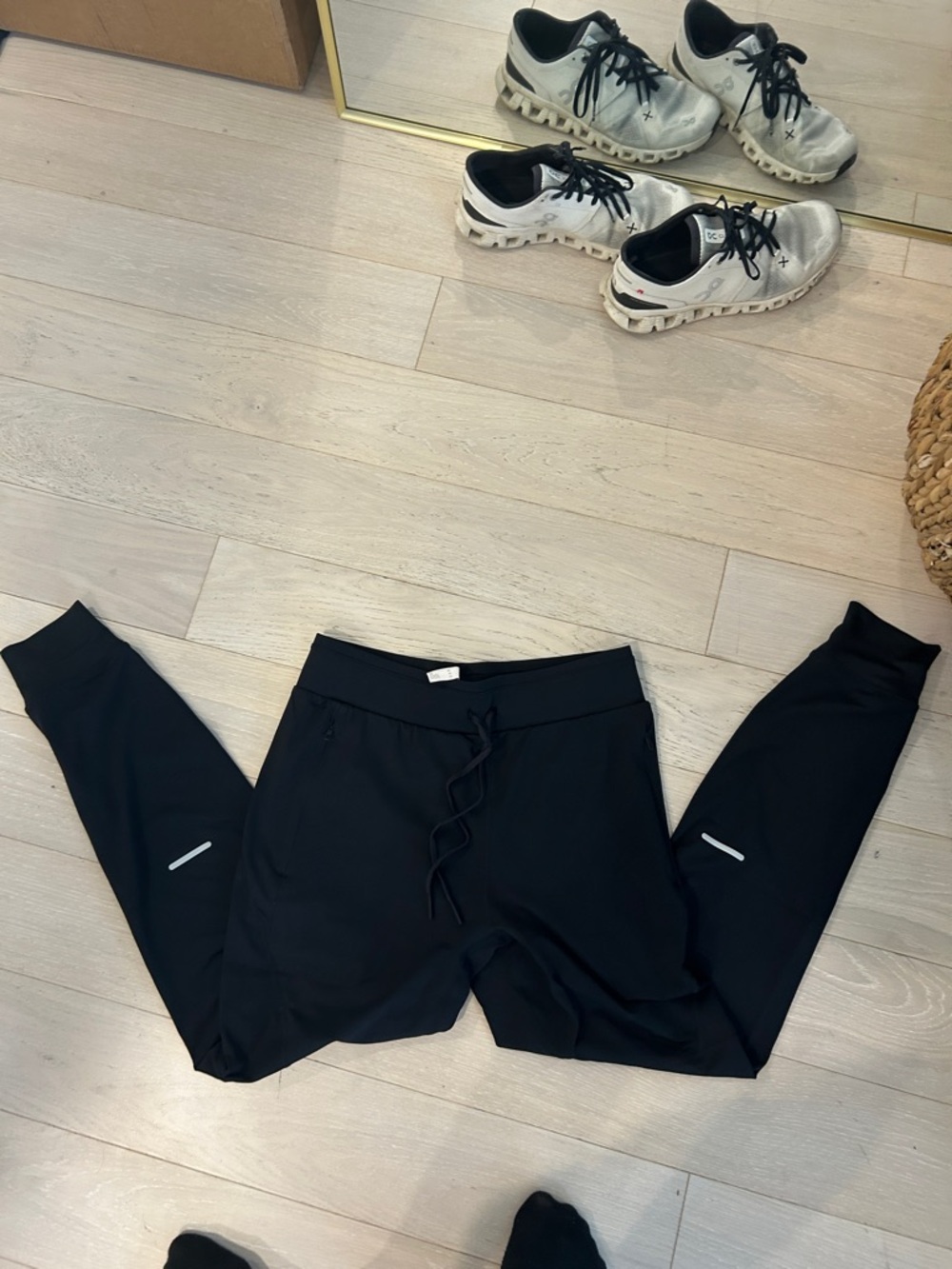 Fabletics BlackThe Altitude  Performance joggers with Logo Tag - Picture 3 of 4
